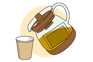 出来上がった漢方煎薬をカップに注ぎ入れます。